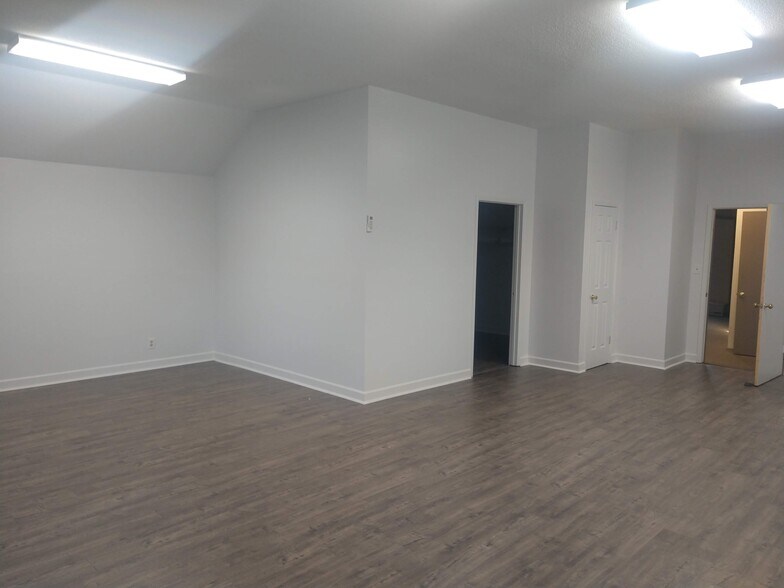 More Photos Of 8135 Walnut Grove Rd, Cordova Office For Lease