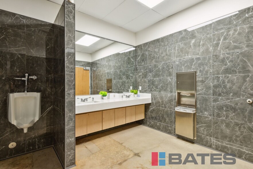 More Photos Of 8330 N Stemmons Fwy, Dallas Freestanding For Sale