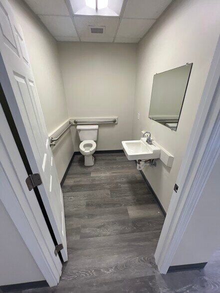 More Photos Of 537-553 Eastern Blvd, Montgomery Unknown For Lease