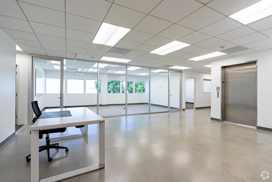 More Photos Of 6565 W Sunset Blvd, Hollywood Office For Lease