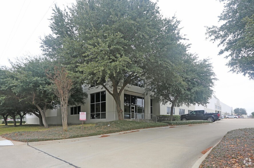 More Photos Of 1005 Placid Ave, Plano Warehouse For Lease