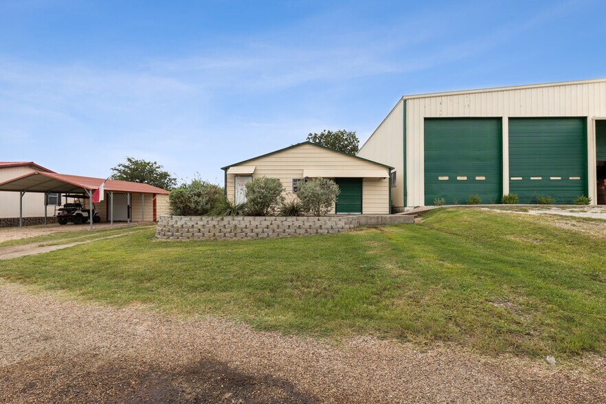 More Photos Of 6212 FM 933, Blum Warehouse For Sale