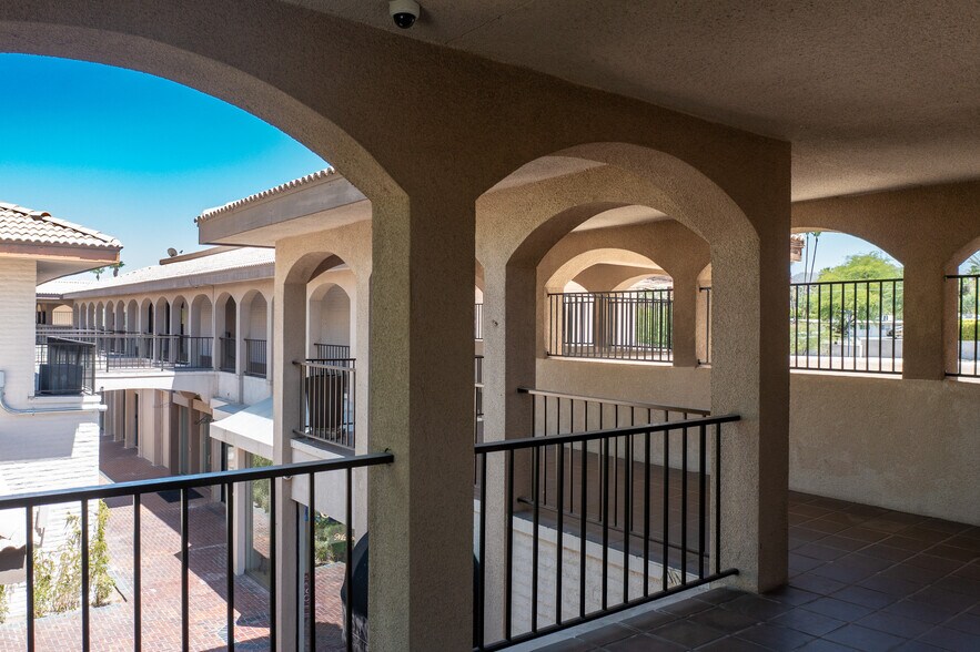 More Photos Of 73111 El Paseo Dr, Palm Desert Storefront Retail Office For Lease