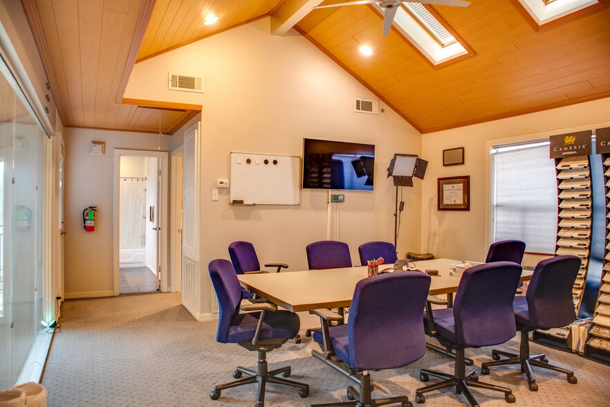 More Photos Of 5008 Locust St, Bellaire Office For Sale