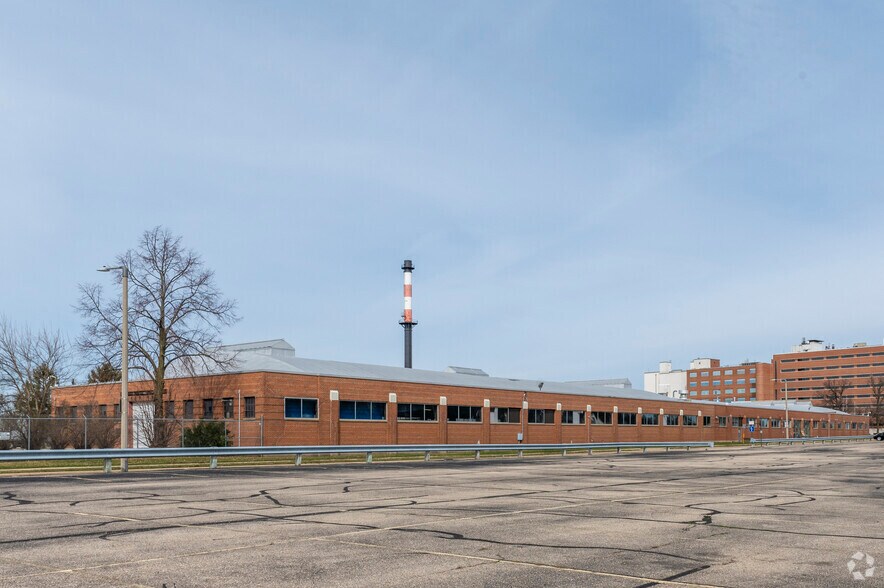 More Photos Of 702 Oscar ave, Madison Showroom For Sale