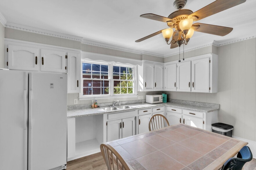 More Photos Of 408 N Main St, Greer Office For Sale