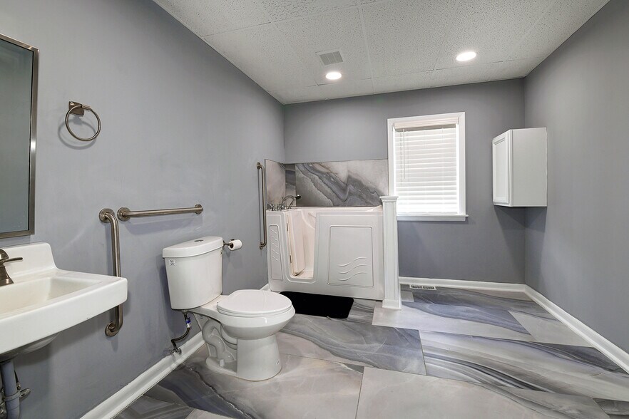 More Photos Of 1604 State St, New Albany Office For Sale