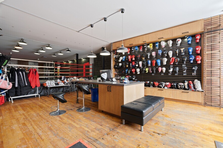 More Photos Of 2127 Rue Bélanger, Montréal Storefront Retail Residential For Sale