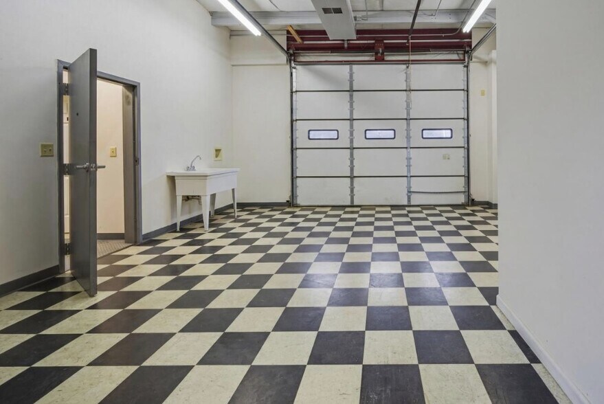 More Photos Of 1215 Greenville Ave, Staunton Freestanding For Lease