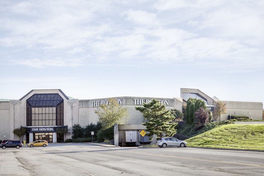 More Photos Of 550 Galleria Dr, Johnstown Department Store For Lease