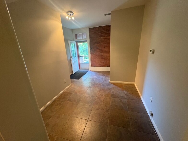 More Photos Of 114 Wellington Pl, Cincinnati Office Residential For Lease
