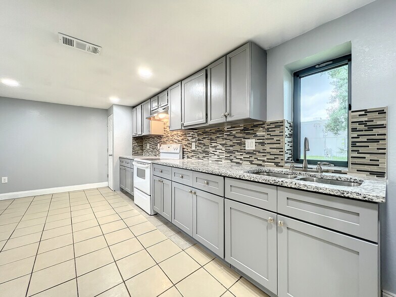 More Photos Of 1906 Murdock Blvd, Orlando Office For Lease