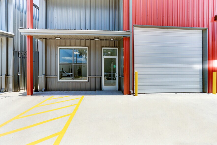 More Photos Of 8990 Parkwest Dr, Houston Showroom For Lease
