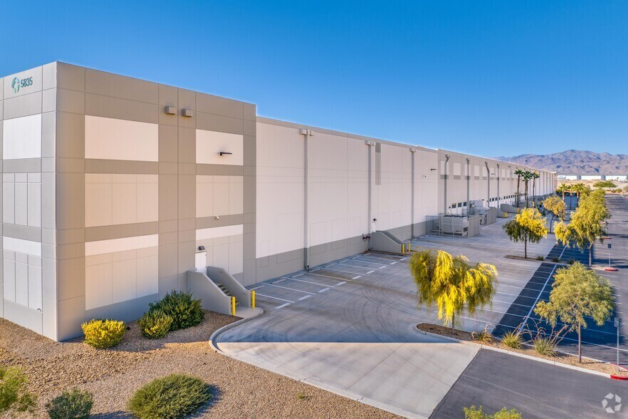 More Photos Of 5835 E Ann Rd, Las Vegas Distribution For Lease