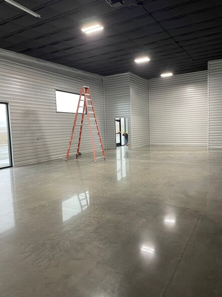 More Photos Of 510 N Service Rd, Saint Peters Flex For Lease