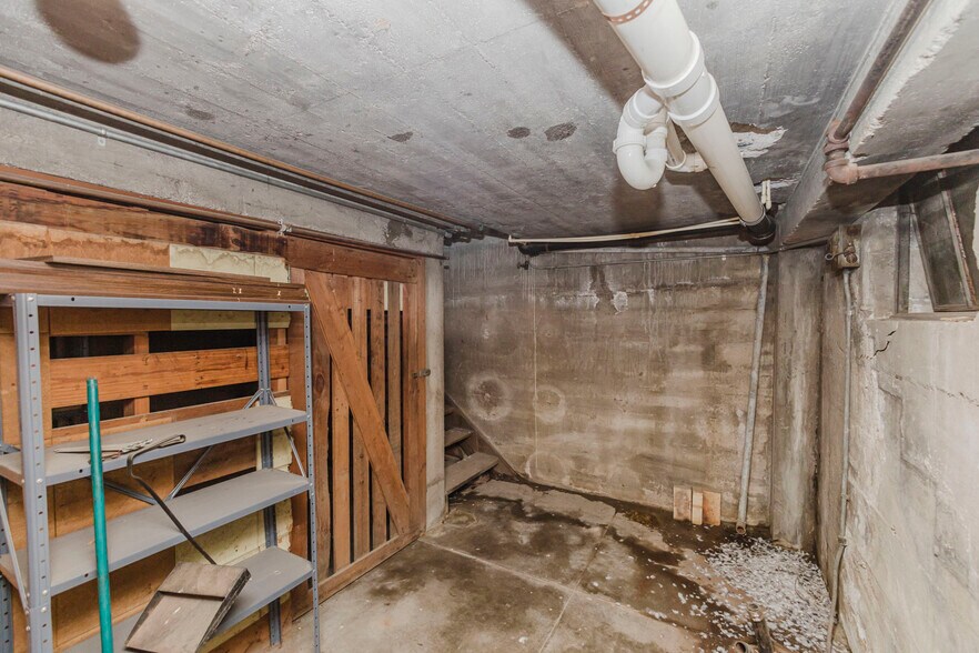 More Photos Of 110 N Poplar St, Hutchinson Warehouse For Sale
