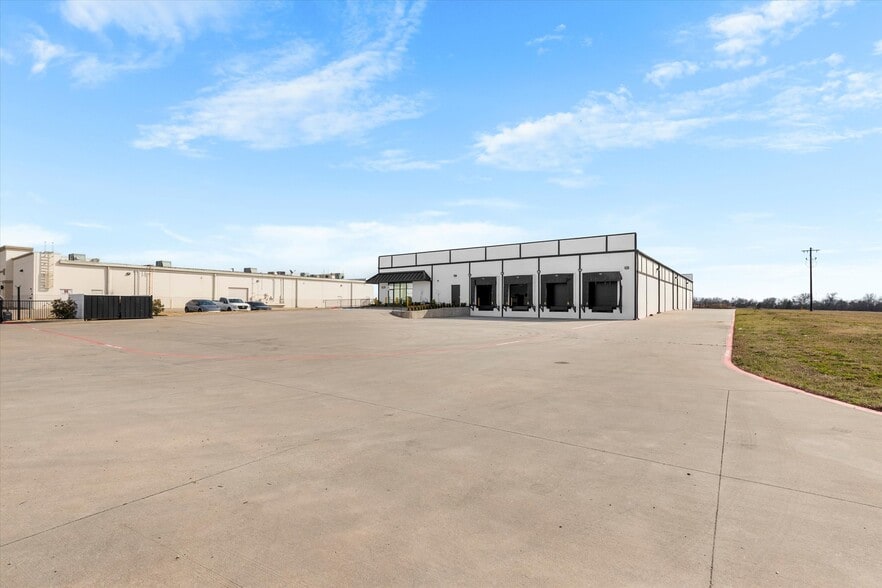More Photos Of 820 S Central Expy, Anna Warehouse For Sale