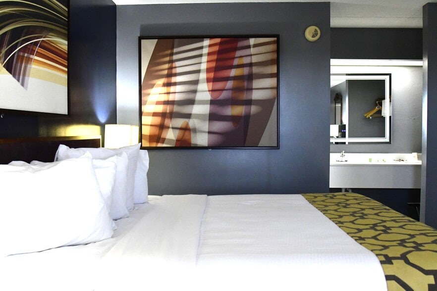 More Photos Of 2075 Highway 192 W, London Hotel For Sale