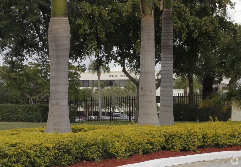 More Photos Of 927 45th St, West Palm Beach Medical For Lease