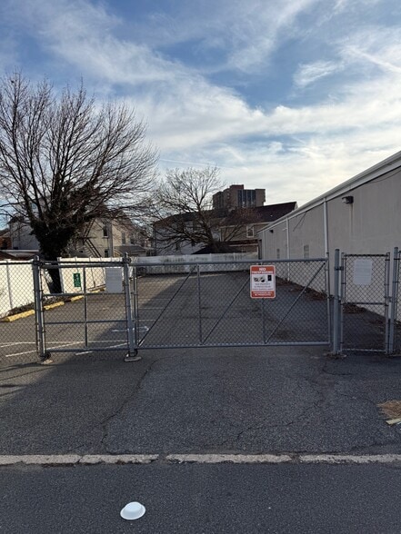 More Photos Of 18 Wendell Pl, Fairview Warehouse For Lease