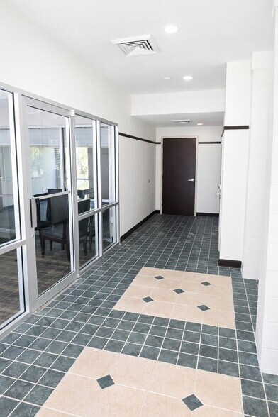 More Photos Of 651 W Warren Ave, Longwood Unknown For Lease