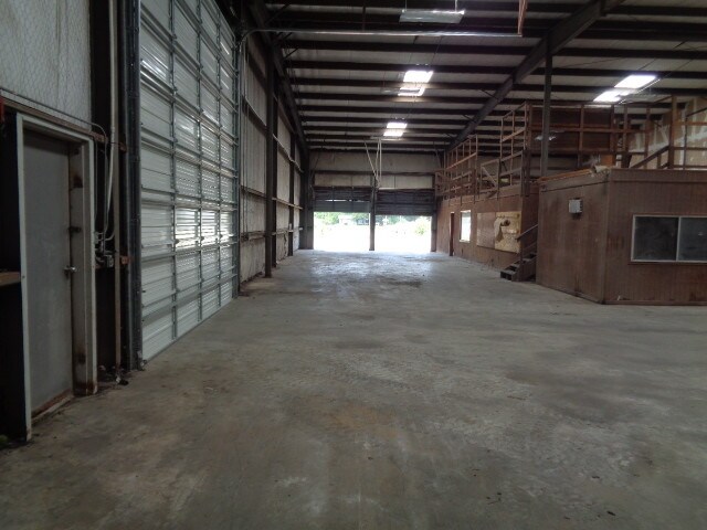 More Photos Of 903 Industrial St, Clute Unknown For Lease