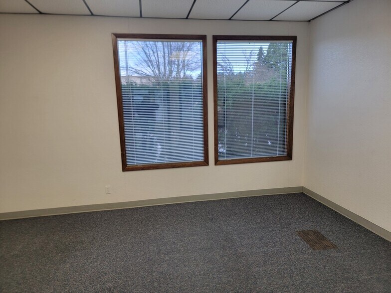 More Photos Of 5002-5008 Commercial St SE, Salem Freestanding For Lease