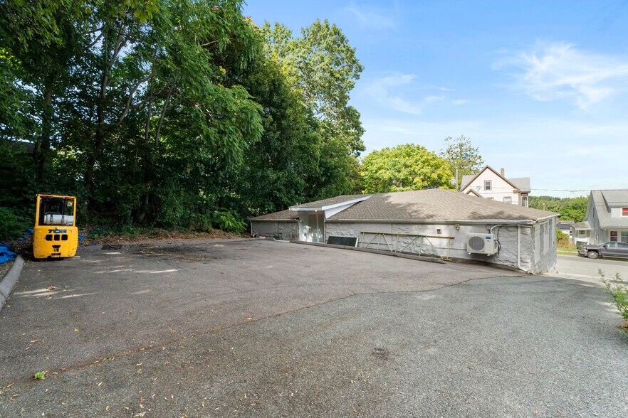 More Photos Of 264 Vauxhall St, New London Warehouse For Sale