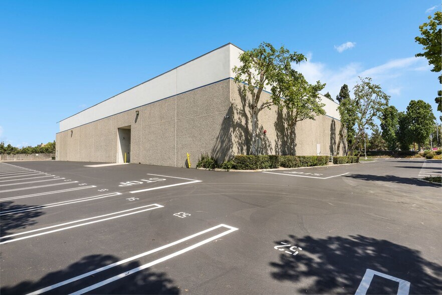 More Photos Of 3150 E Birch St, Brea Manufacturing For Sale