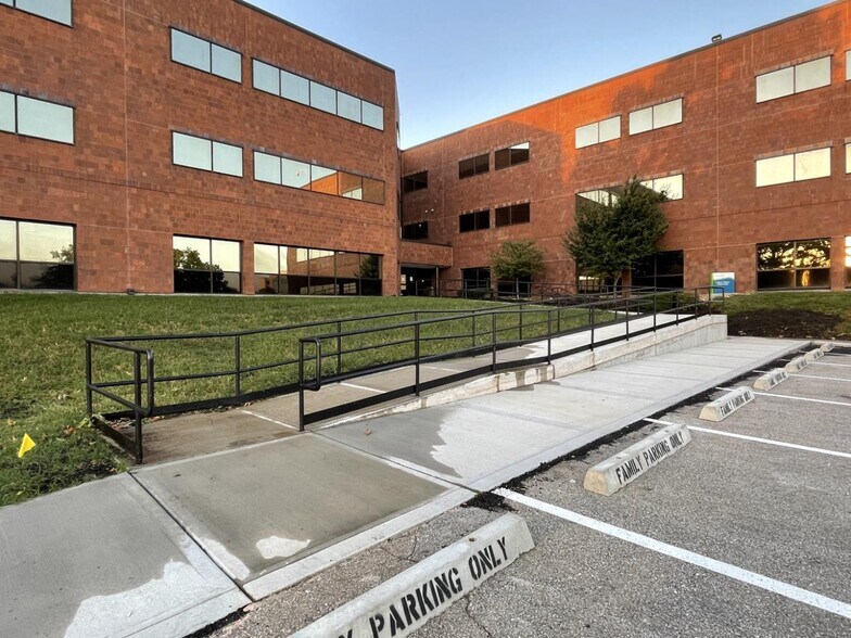 More Photos Of 8901 W 74th St, Merriam Medical For Lease