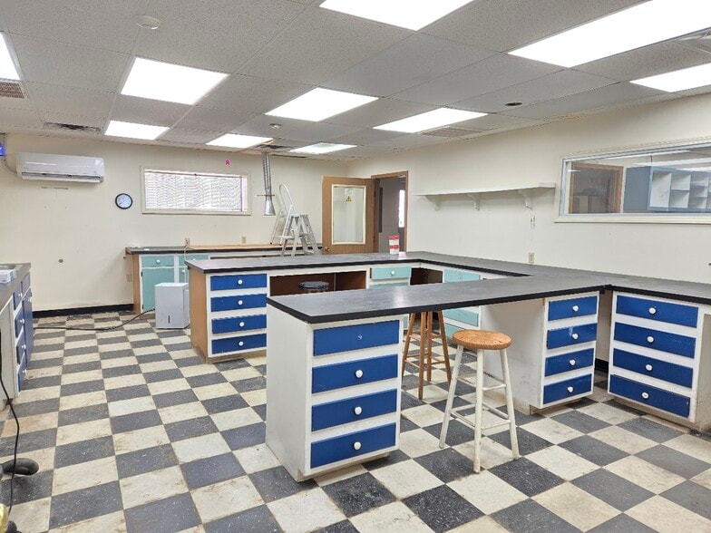 More Photos Of 111 E 5th St, Mound Valley Industrial For Sale