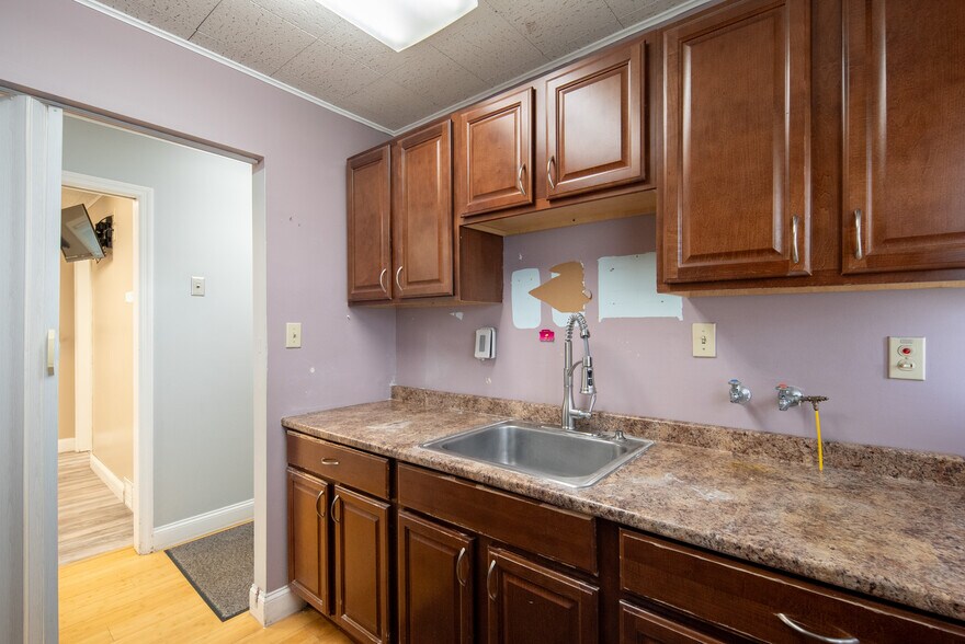 More Photos Of 1221 Altamont Ave, Schenectady Office For Sale