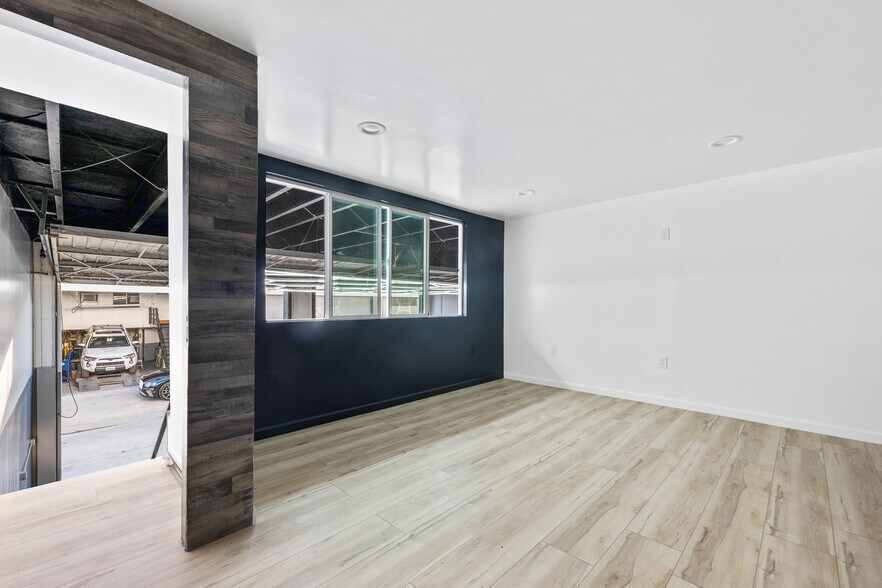 More Photos Of 20222-20230 Saticoy St, Winnetka Auto Repair For Lease