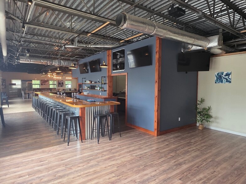 More Photos Of 5 Payne Ave, Rockland Flex For Sale