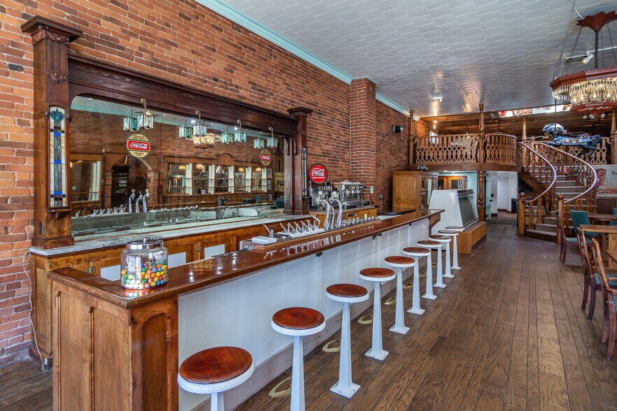 More Photos Of 115 NE Locust St, Oakland Restaurant For Sale