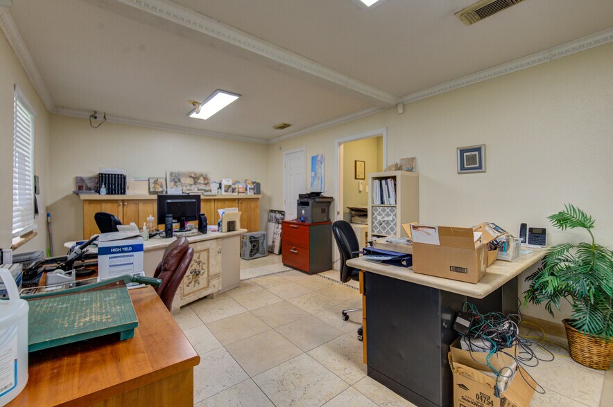 More Photos Of 1100 S Persimmon St, Tomball Warehouse For Sale