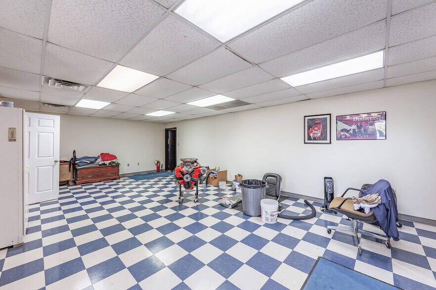 More Photos Of 39 N Madison Dr, Humboldt Showroom For Sale