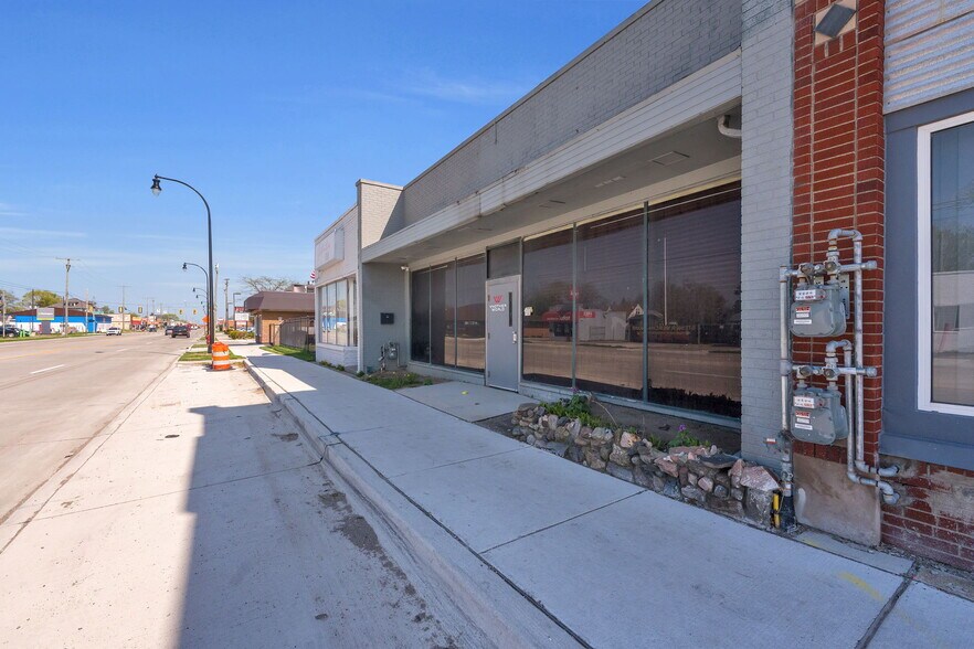 More Photos Of 16914 E 9 Mile Rd, Eastpointe Storefront For Sale