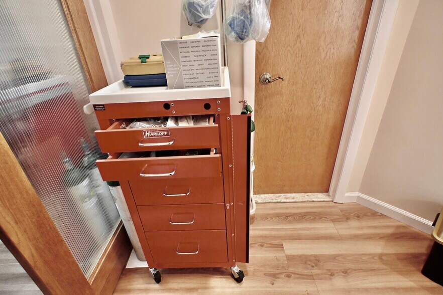 More Photos Of 4 Dearfield Dr, Greenwich Medical For Lease