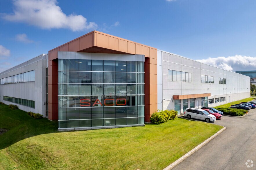 More Photos Of 6000 Rte Transcanadienne, Saint-Laurent Warehouse For Lease