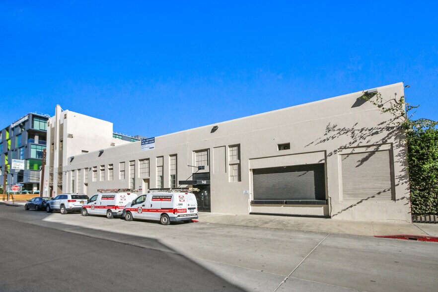 More Photos Of 7000 Romaine St, Los Angeles Showroom For Lease