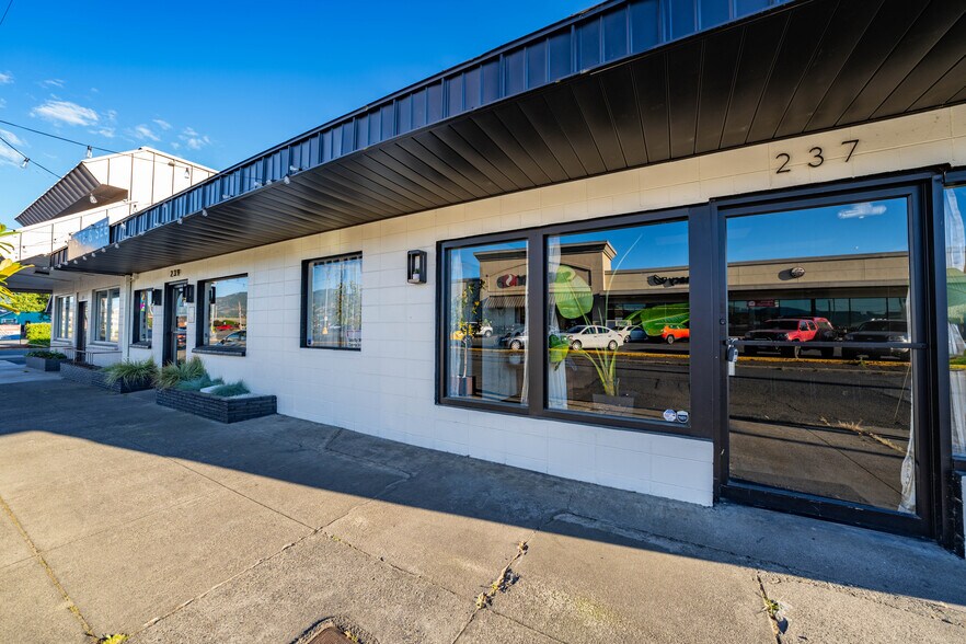 More Photos Of 239 SE G St, Grants Pass General Retail For Sale