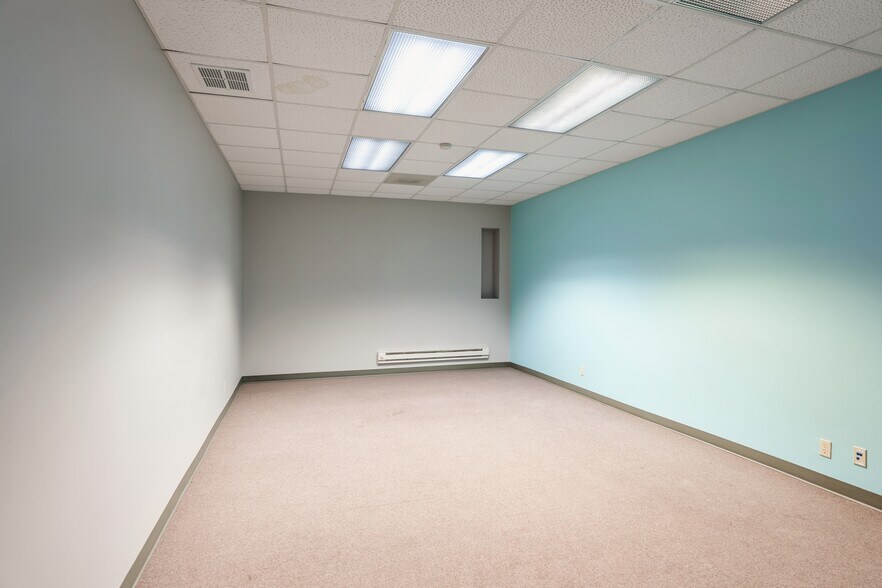 More Photos Of 202-210 W State St, Marshalltown Office For Sale