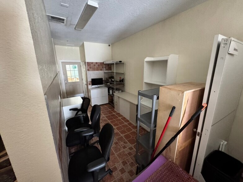 More Photos Of 5633 Metrowest Blvd, Orlando Veterinarian Kennel For Lease