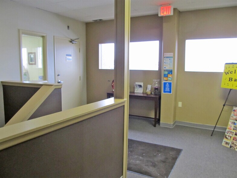 More Photos Of 600-610 W 5th Ave, Naperville Flex For Lease