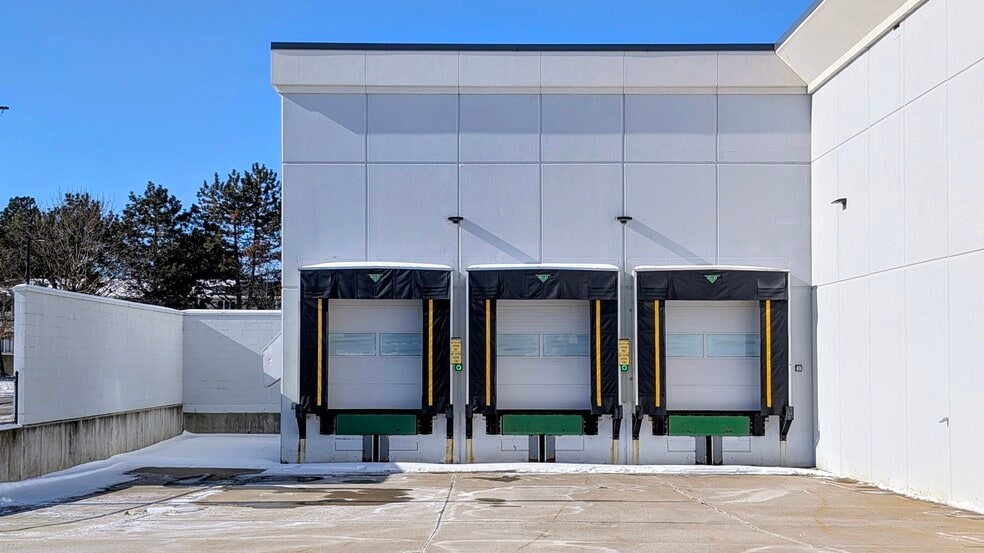 More Photos Of 662-868 E Big Beaver Rd, Troy Storefront For Lease