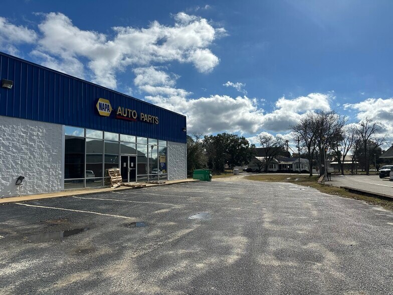 More Photos Of 114 4th St, Leesburg General Retail For Sale