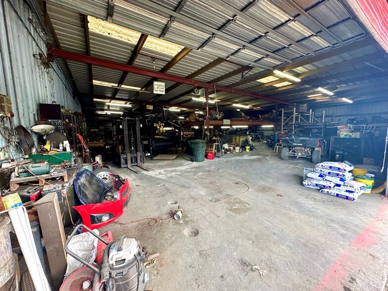 More Photos Of 11108 Hawkinsville Rd, Warner Robins Flex For Lease