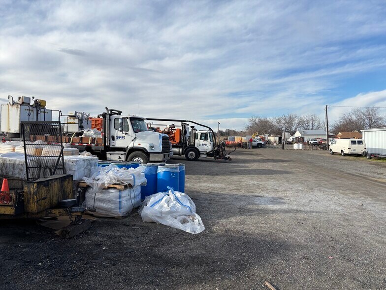 More Photos Of 723 W Deschutes Ave, Kennewick Industrial For Sale