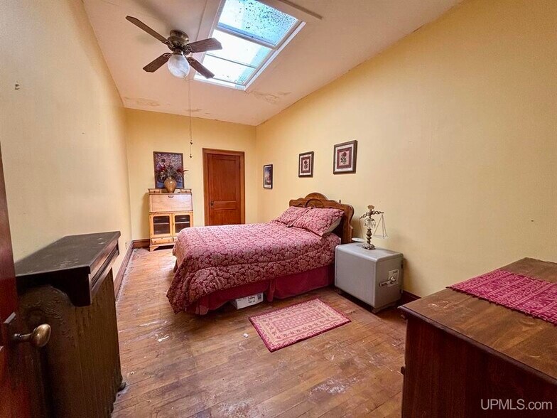 More Photos Of 221 W Washington St, Marquette Flex For Sale